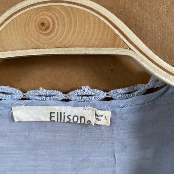 Ellison Blue Size Large Top - Picture 3 of 9